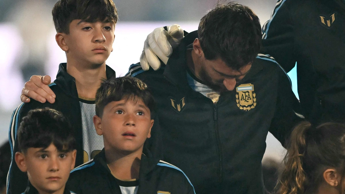 Een lach, een traan, twee assists en ook nog een goal maken het monumentale afscheid van Lionel Messi bij Argentinië compleet: ’Voor altijd in ons hart’