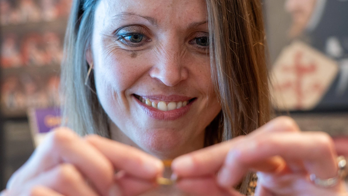 Gouden middeleeuwse ring duikt op uit gracht Binnenhof: ’Dit hebben we wel even met elkaar gevierd’
