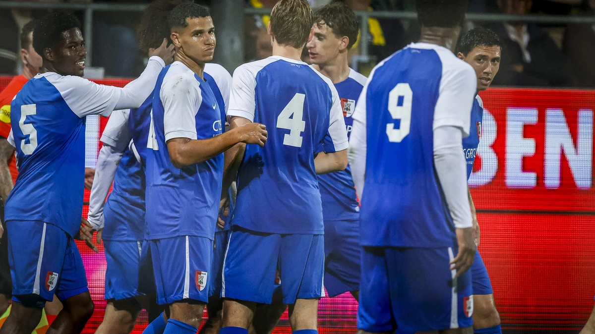 VVV-Venlo verspeelt dure punten in doelpuntenfeest met Jong AZ, Vitesse wint kort door vuurwerk stilgelegd duel