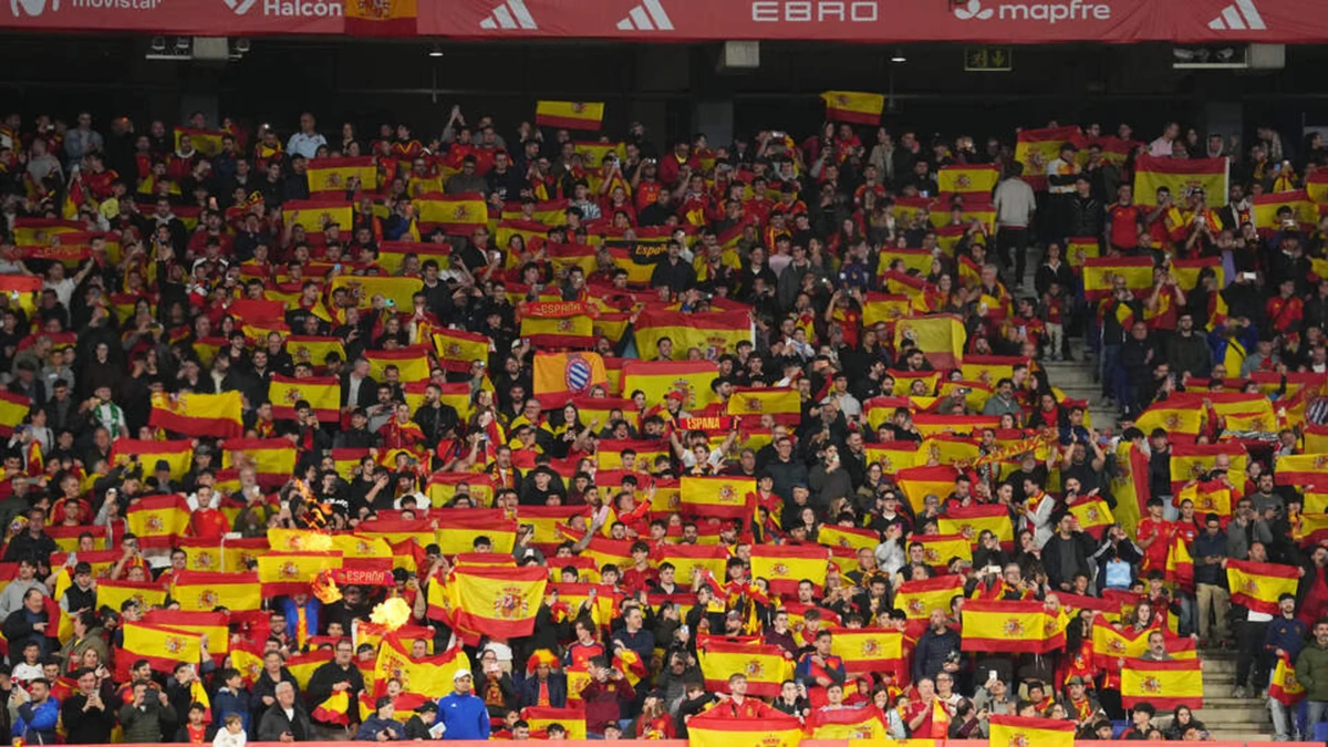 FIFA legt Spanje boete op na racistische liederen: ’Wie niet springt, is moslim’