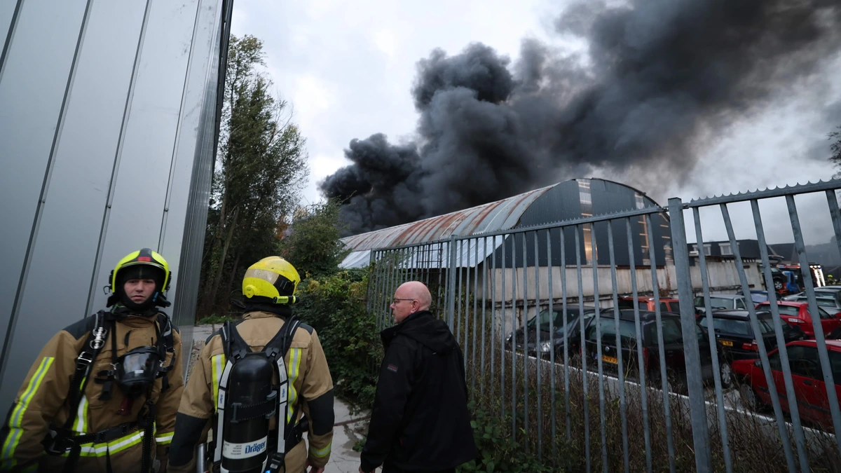 Grote brand in autosloperij Zoetermeer, meerdere mensen naar het ziekenhuis gebracht