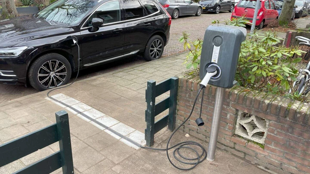 Ook zonder oprit kun je een elektrische auto opladen: één op de tien EV-rijders legt laadkabel over stoep