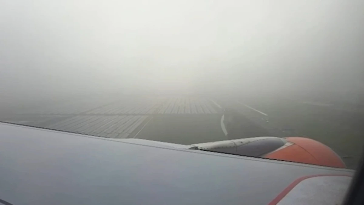 Luid applaus: zo landt een vliegtuig door de mist op Schiphol