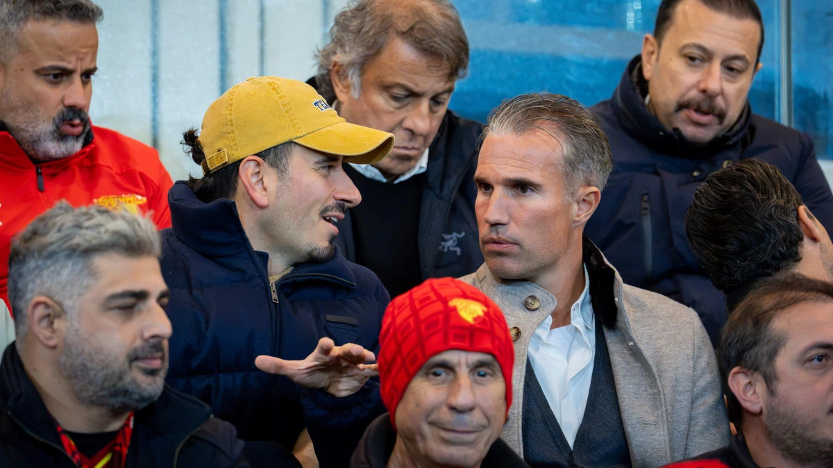 Robin van Persie duikt op bij AZ en krijgt shirt van Turkse club met zijn naam erop