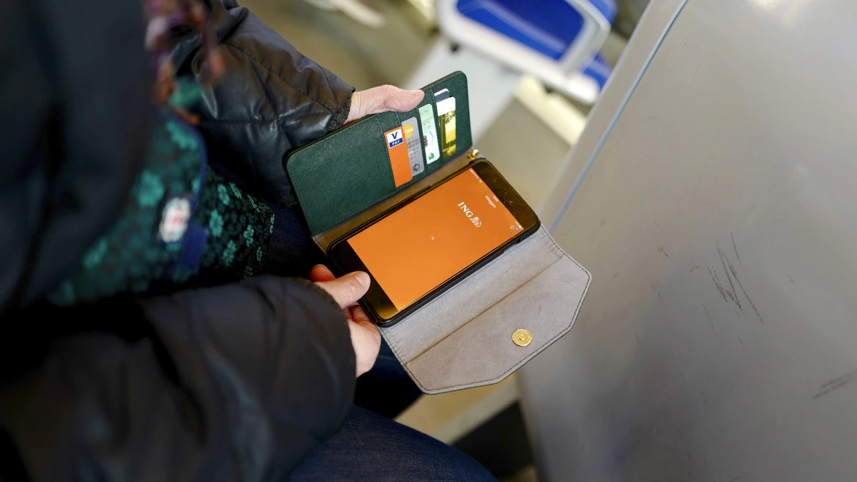 Politie rolt netwerk achter nieuwe bankhelpdeskfraude op: zó harkte bende tonnen binnen