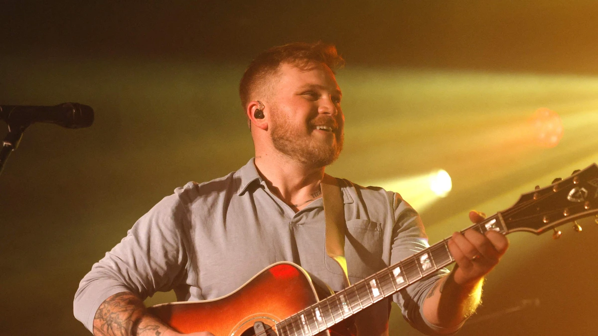 Zanger Zach Bryan draagt Free Palestine-shirt in stadion van miljardair die Macklemore weigerde