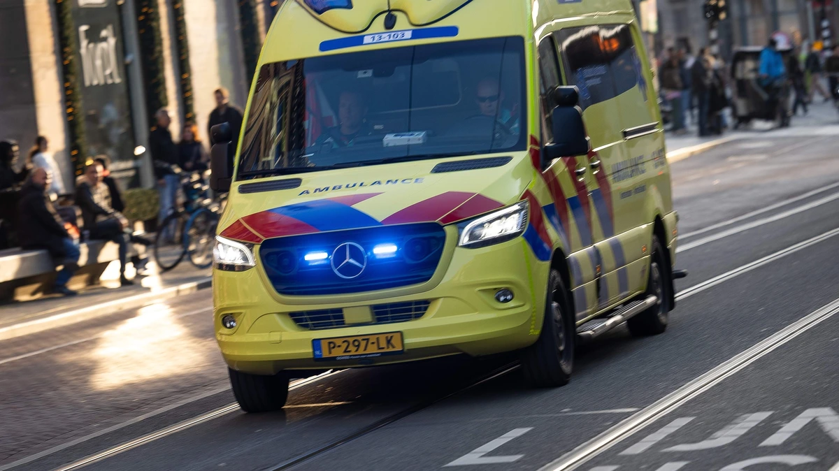 Hoogbejaarde vrouw (93) breekt rug bij gewelddadige beroving van tas in Amsterdam