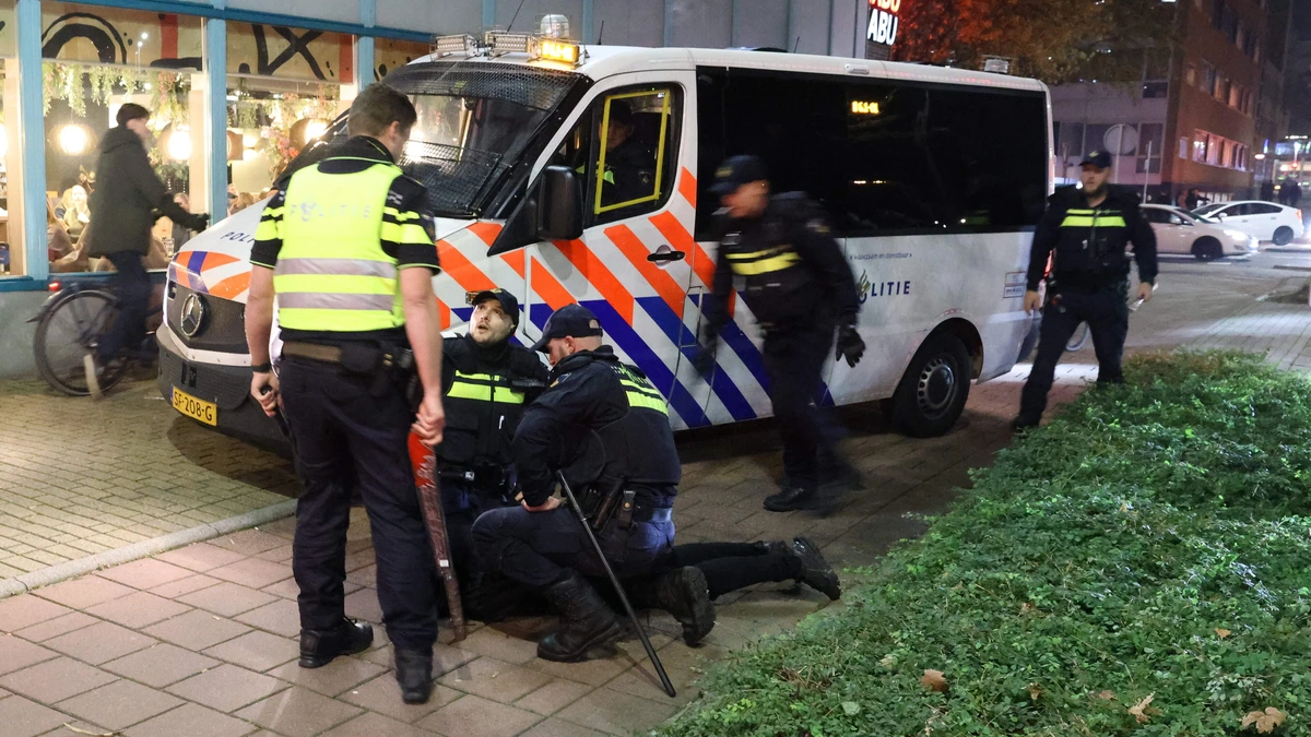 Negen aanhoudingen na onrust centrum van Zoetermeer: groepen jongeren keerden zich tegen de politie