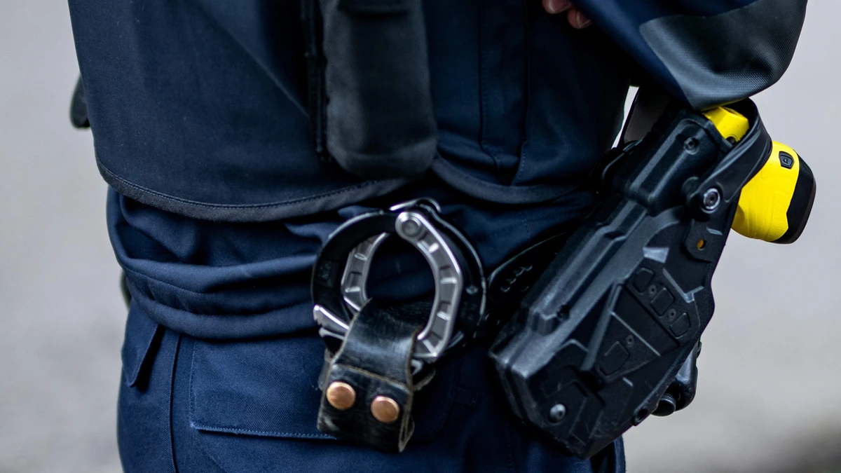 Politie tasert pakketbezorger Amsterdam tijdens aanhouding om foutparkeren