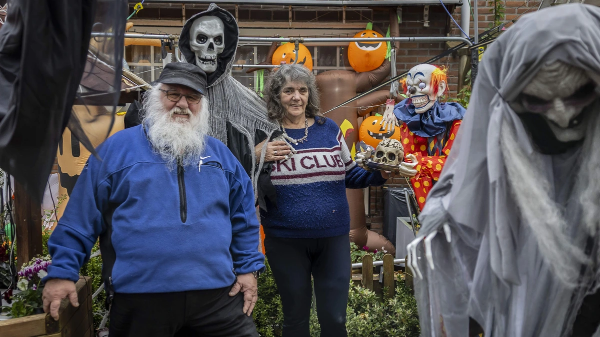 De Halloween-voortuin van Cor en Herma is ware attractie: ’Mensen vragen maanden van tevoren al wanneer versieringen terugkomen’