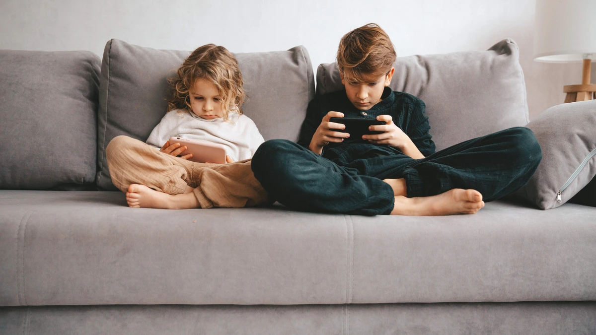 De hele dag op de smartphone in de herfstvakantie, hoe erg is dat? ’Schermtijd is een grijs gebied’