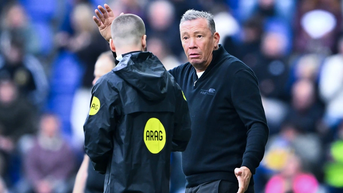 AZ-trainer Leeroy Echteld weigert na misstap bij Cambuur te spreken van causaal verband: ’Maar dit is voor mij geen excuus’