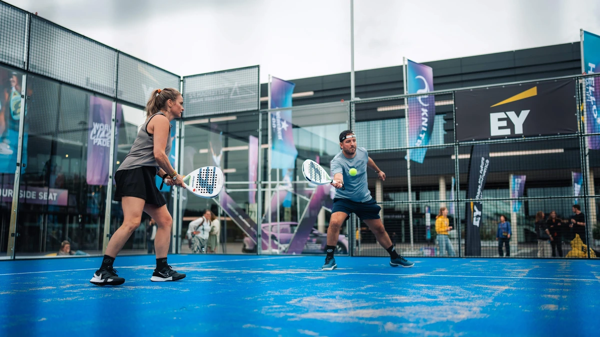 Oud-topsporters Rafael van der Vaart (43) en Fatima Moreira de Melo (48) delen nu hun passie voor padel: ’Leuker dan voetbal’