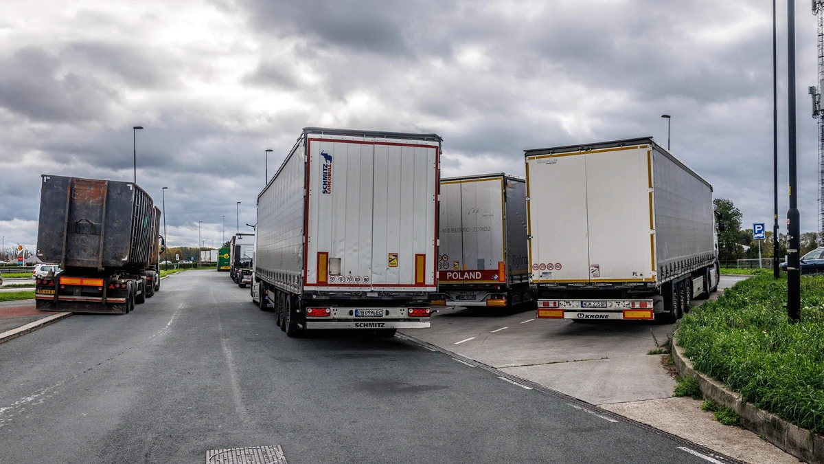 Geen wc, geen douche, geen horeca, truckers zuchten onder megatekort aan parkeerplaatsen: ’Ik heb een magnetron in de cabine’