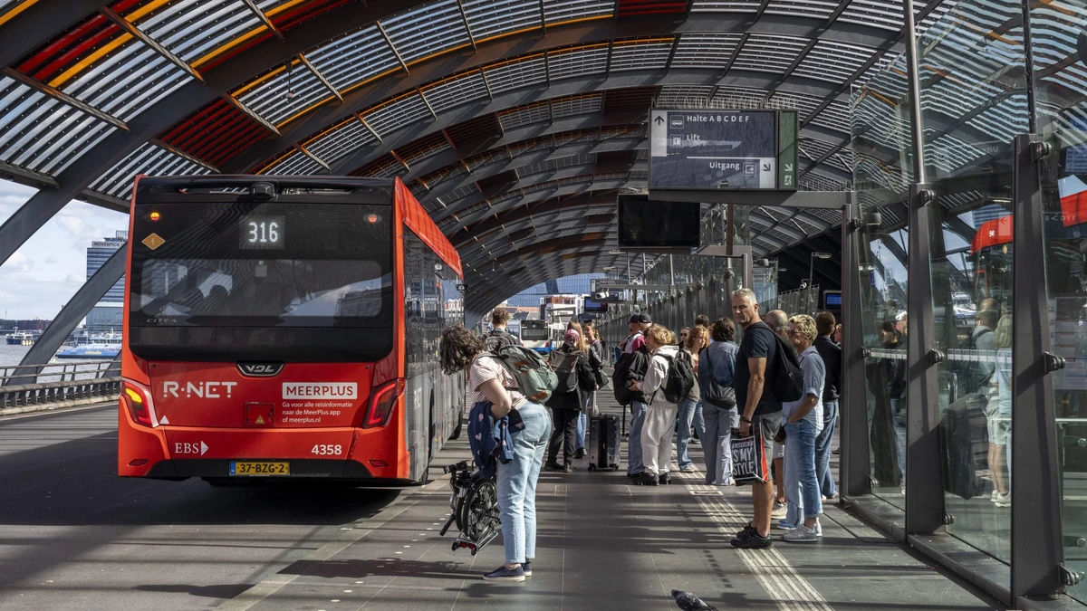 Ov-sector waarschuwt voor beoogde bezuinigingen: ’Je kunt ons niet verder uitwringen’