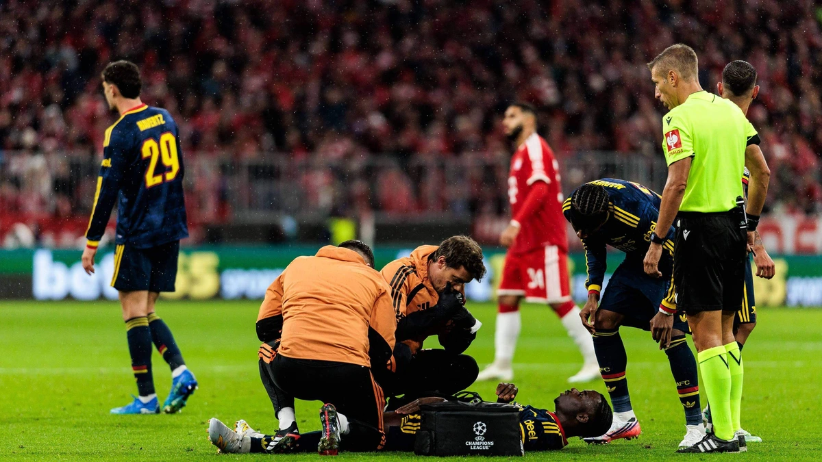 Zorgen bij Arsenal om blessure Bukayo Saka: ’Het ziet er helemaal niet goed uit’