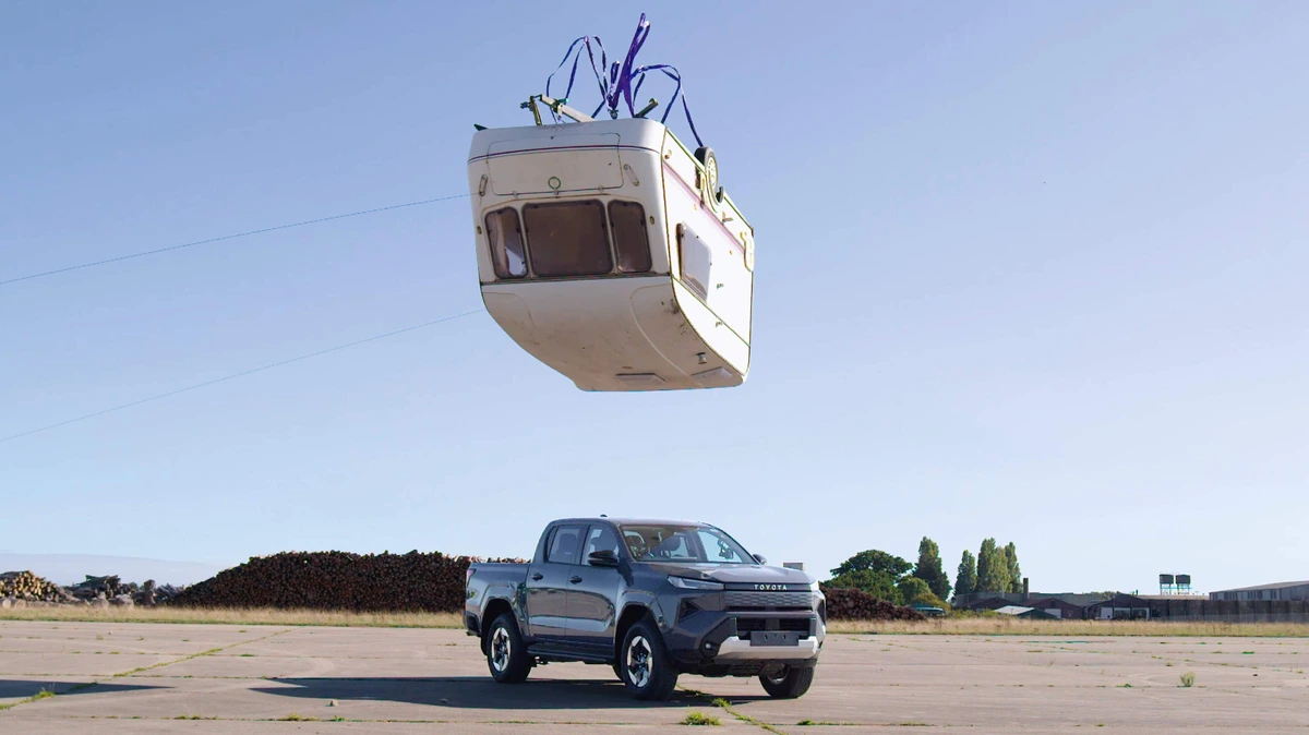 Toyota laat caravan op nieuwste Hilux vallen: dit blijft er van de auto over