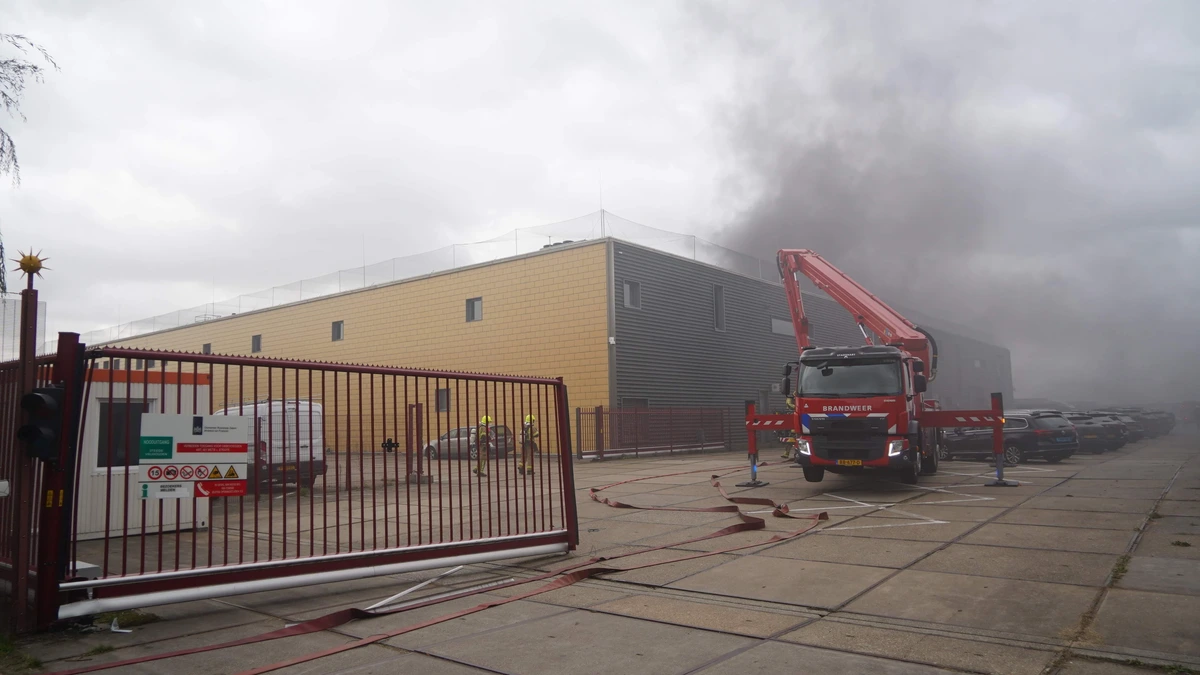 NL-Alert om grote brand in loods overheidsdienst Domeinen in Bleiswijk