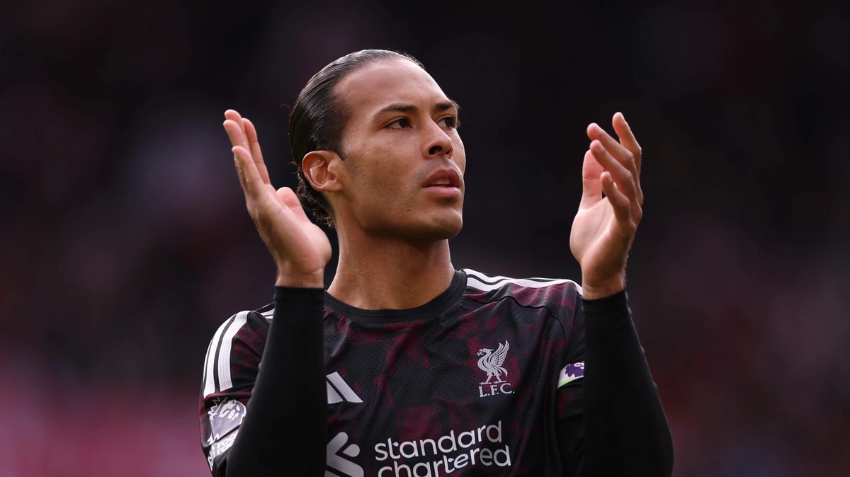 Liverpool boekt in jubileumwedstrijd Virgil van Dijk moeizame zege op negental Brentford, Jeremie Frimpong valt geblesseerd uit