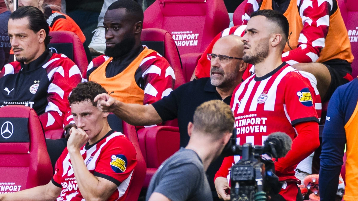 Peter Bosz is deze weken een trainer die zijn spelers bijna alleen op tv ziet: ’Dit is wel erg lang’