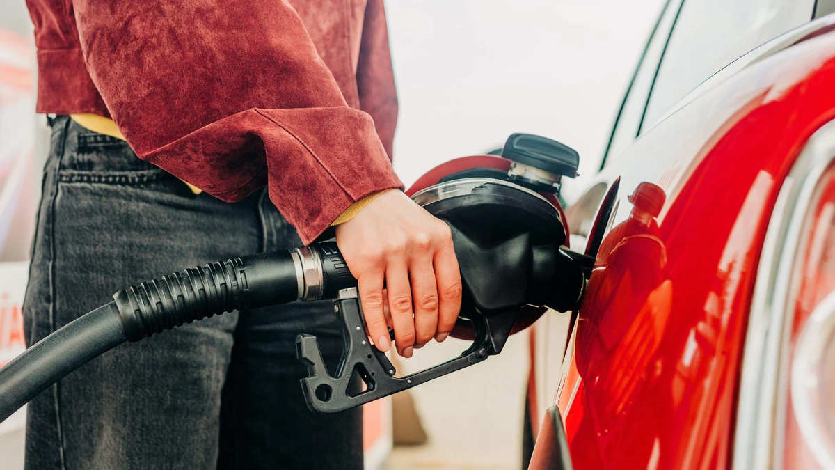 Prijzen van diesel en benzine licht gedaald, maar kosten aan de pomp blijven hoog
