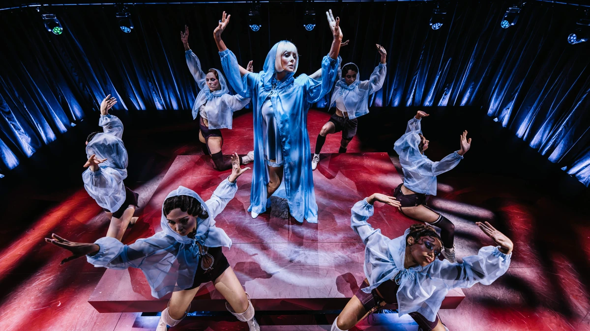 Recensie: Chantal Janzen hoopt op gedragsverandering na zien van rauwe, urgente musical Cabaret