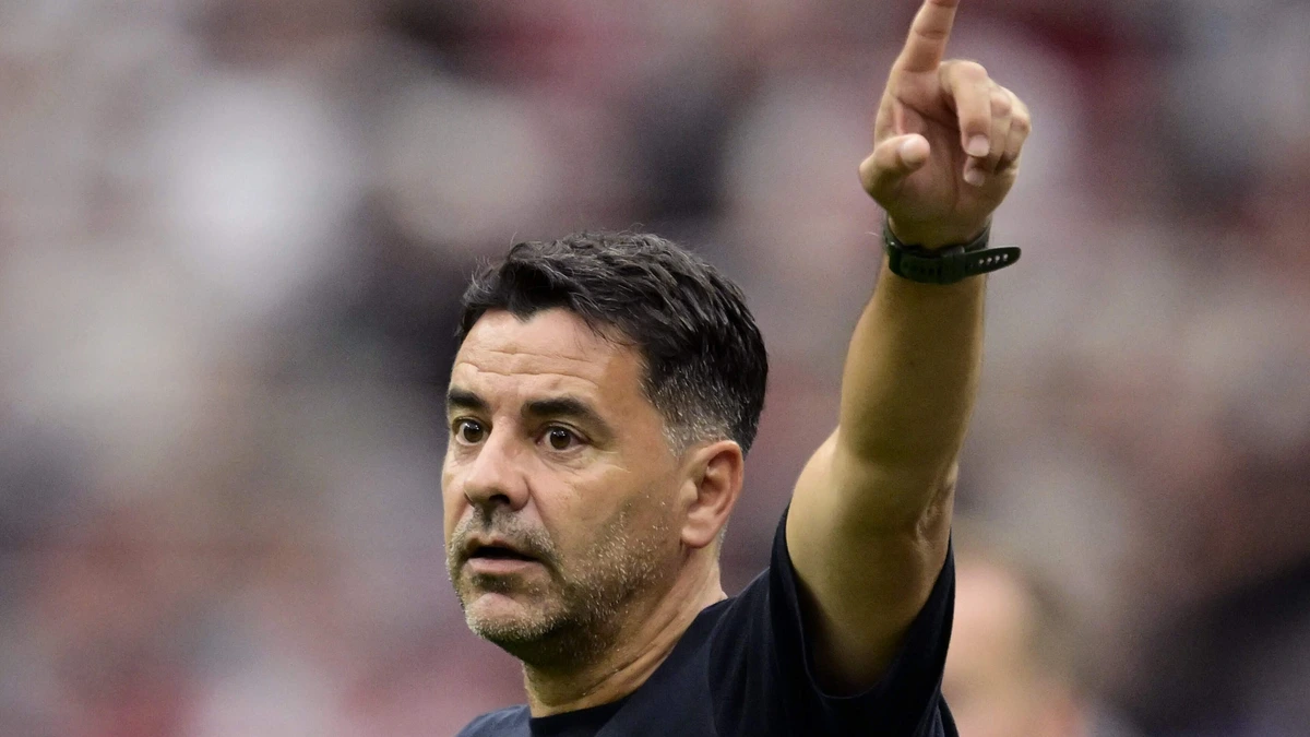 Ajax-trainer Míchel na pijnlijke uitglijder: ’Dit soort fouten kun je niet maken’