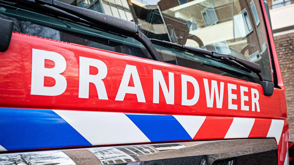 Brand door opladen fietsaccu in flat Zaandam, drie personen naar ziekenhuis