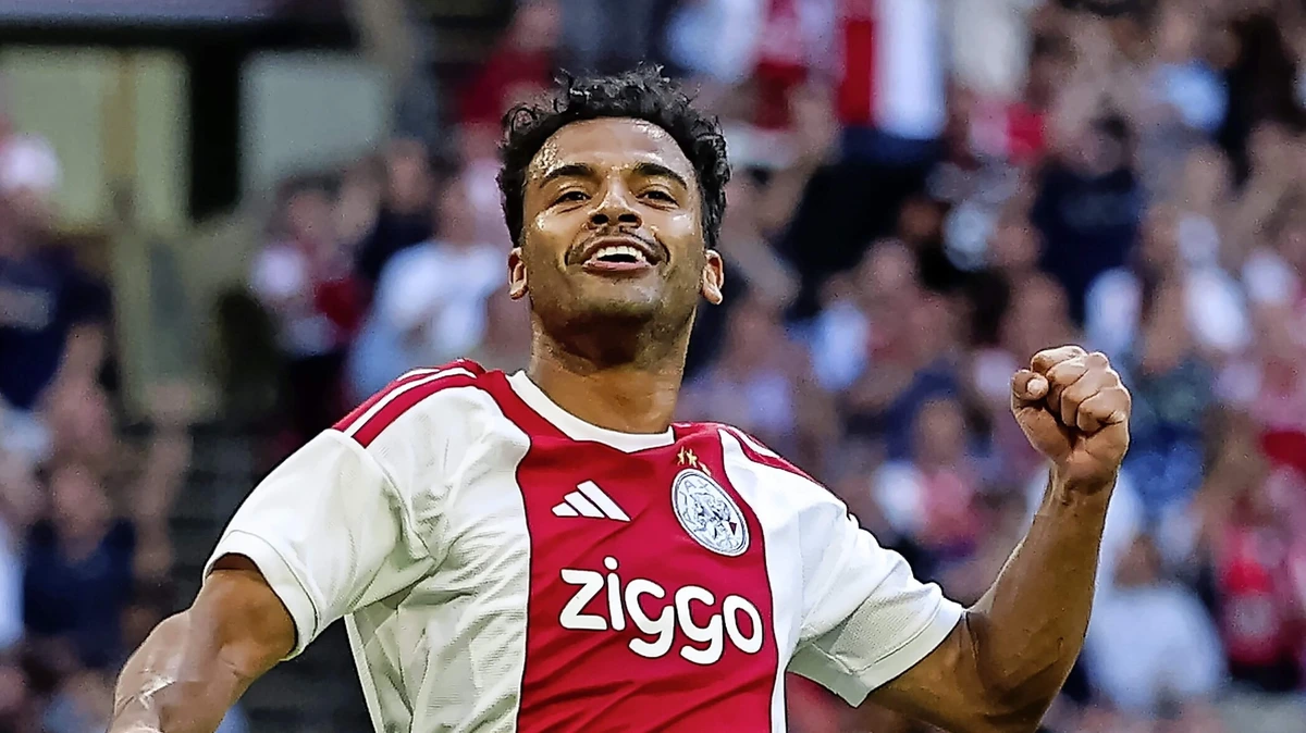 Owen Wijndal knokt zich na magere jaren terug bij Ajax: ’Dat salarisverhaal is gewoon niet waar’