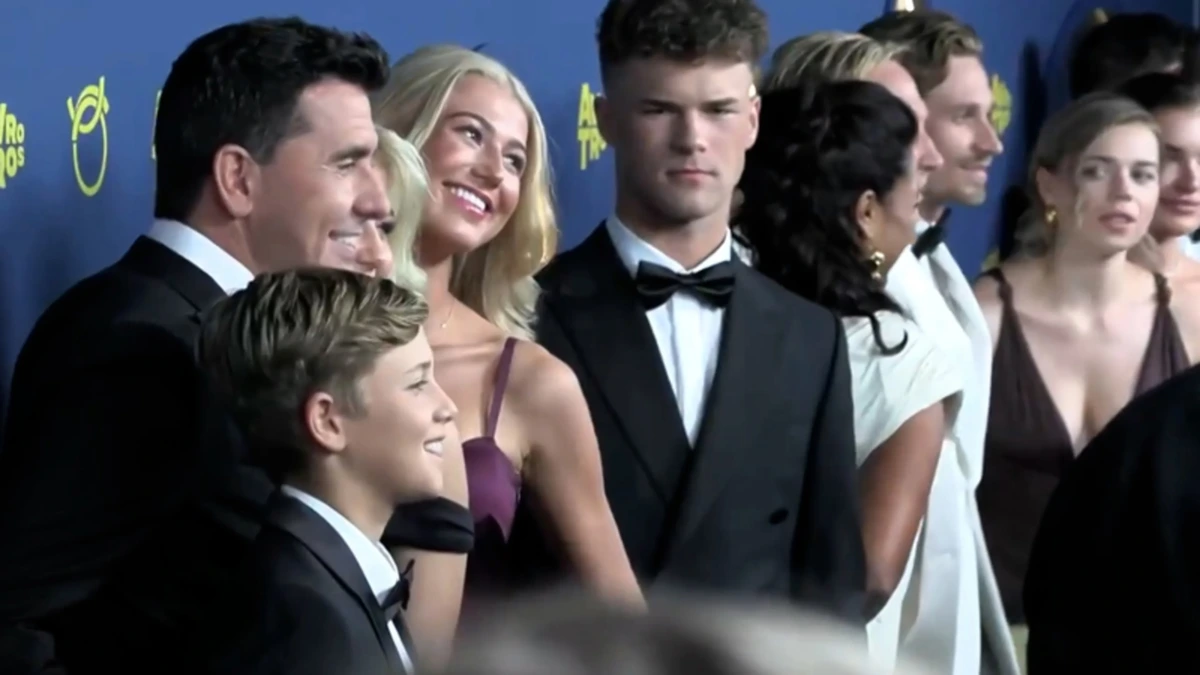 Jan Smit poseert met gezin op blauwe loper Gouden Televizier-Ring Gala