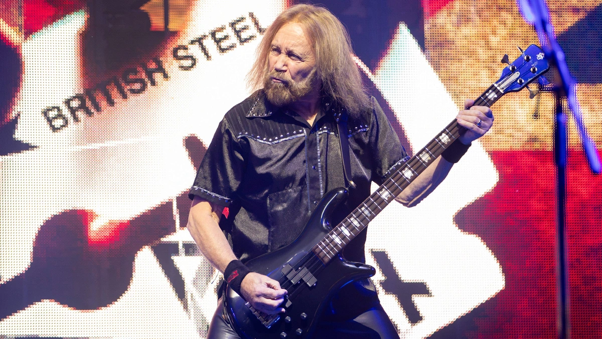 Judas Priest-bassist Ian Hill stopt na 56 jaar bij de band: ’Ik heb er de kracht niet meer voor’
