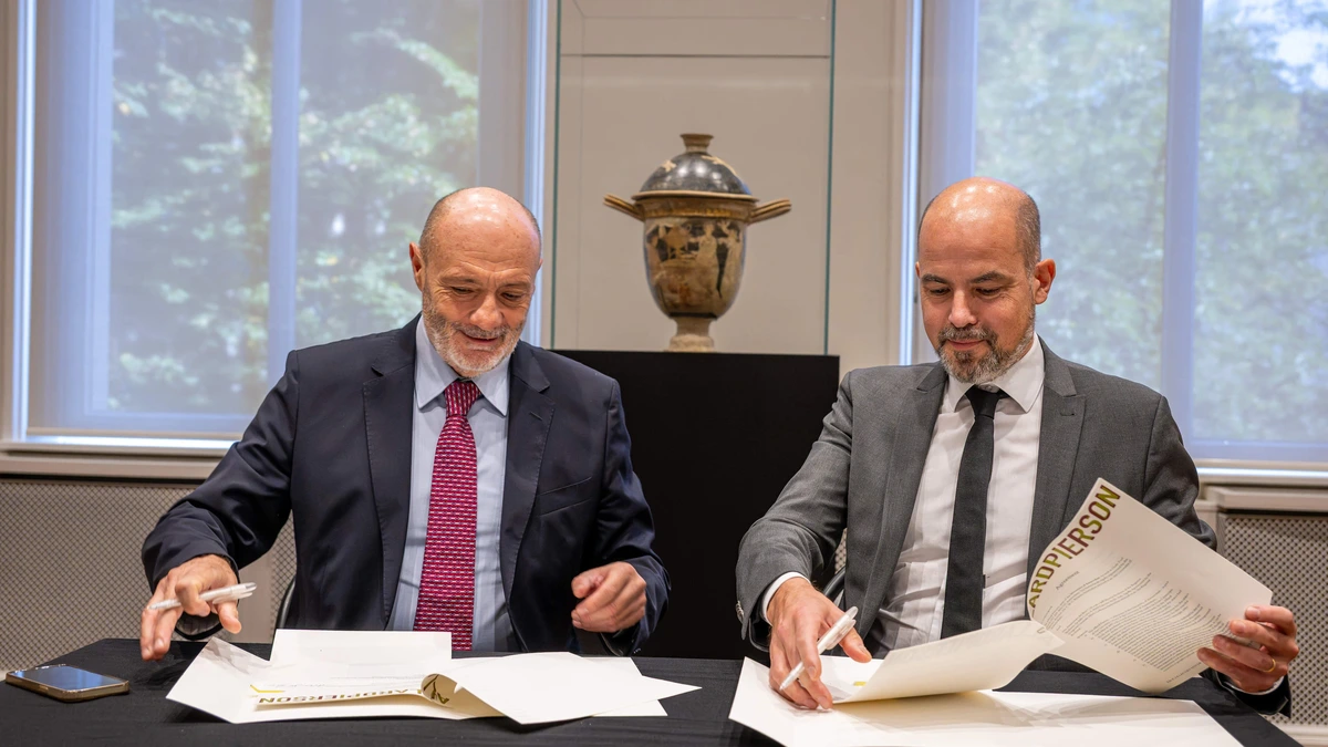 Siciliaans dorpje krijgt dankzij huwelijksfoto duizenden jaren oude vaas terug uit Amsterdams museum