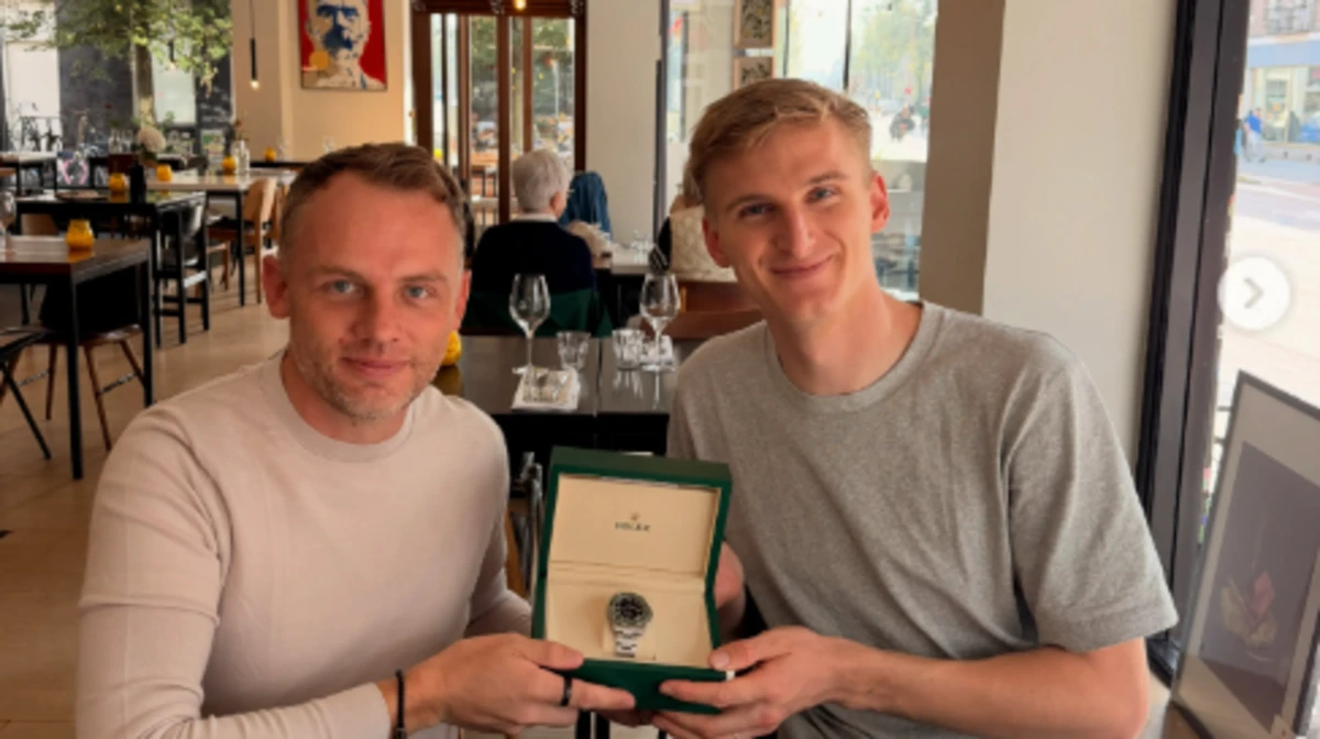 Loek Hartog krijgt peperduur horloge van coureur die hij in Shanghai uit brandende auto redde