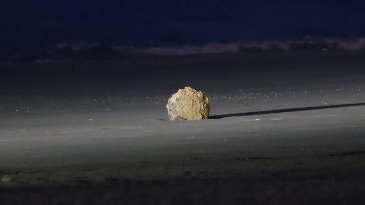 Mogelijke zeemijn aangespoeld op strand Scheveningen