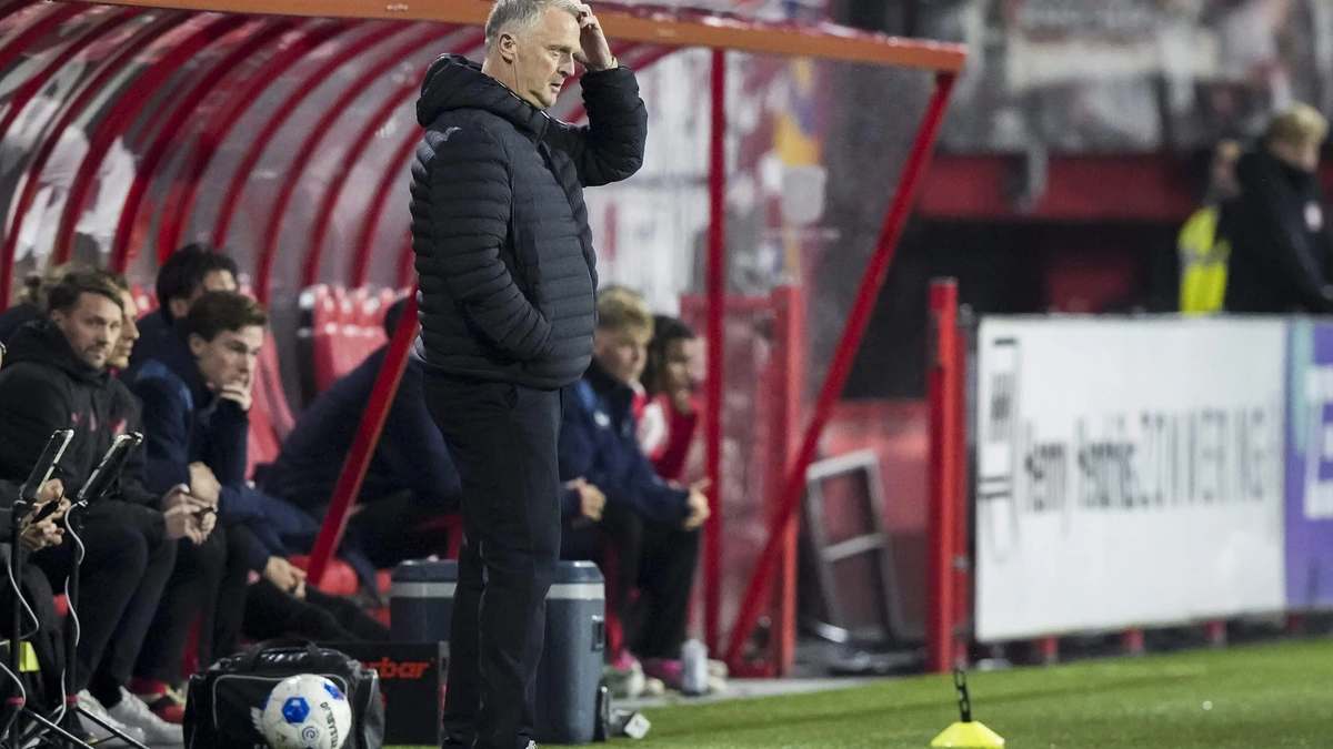 John van den Brom ziet tot zijn grote teleurstelling dat FC Twente hapert na zege op PSV: ,,Het verval is te groot”