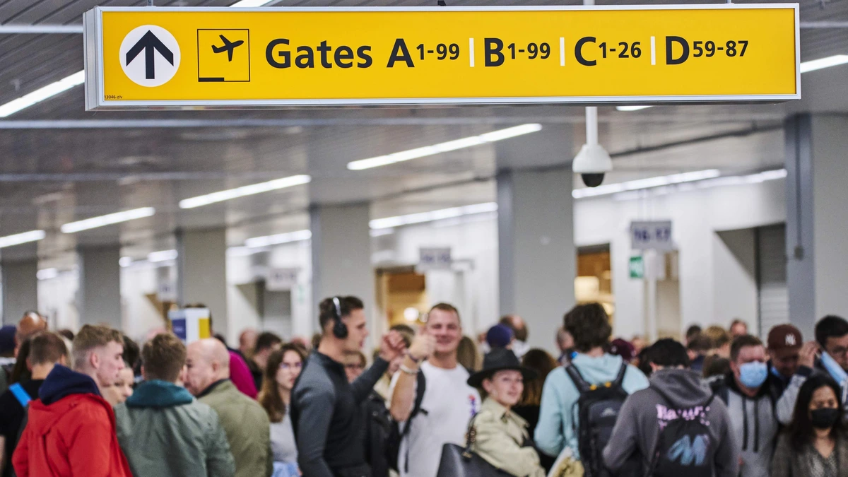 Chaos op Schiphol door storing bij elektronische paspoortcontrole