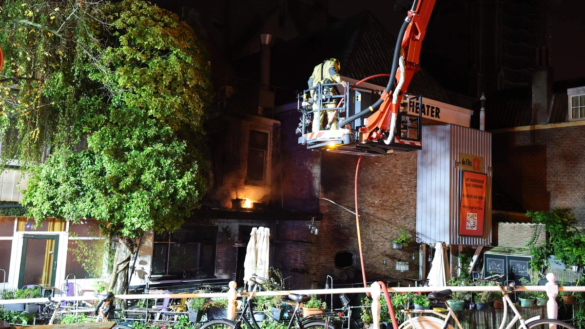 Grote brand in centrum Delft, gevaar dat vuur overslaat naar buurpanden