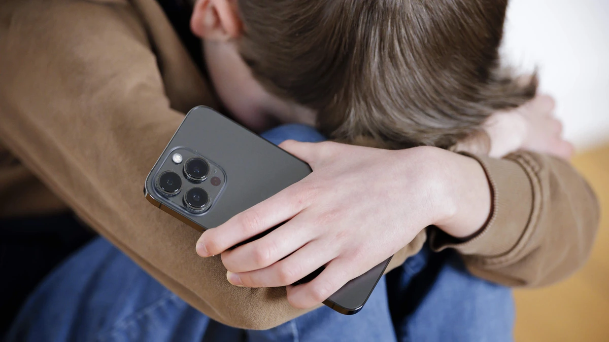 Leraren en scholieren massaal aan de schandpaal: honderden TikTok-accounts verspreiden vernederende AI-filmpjes
