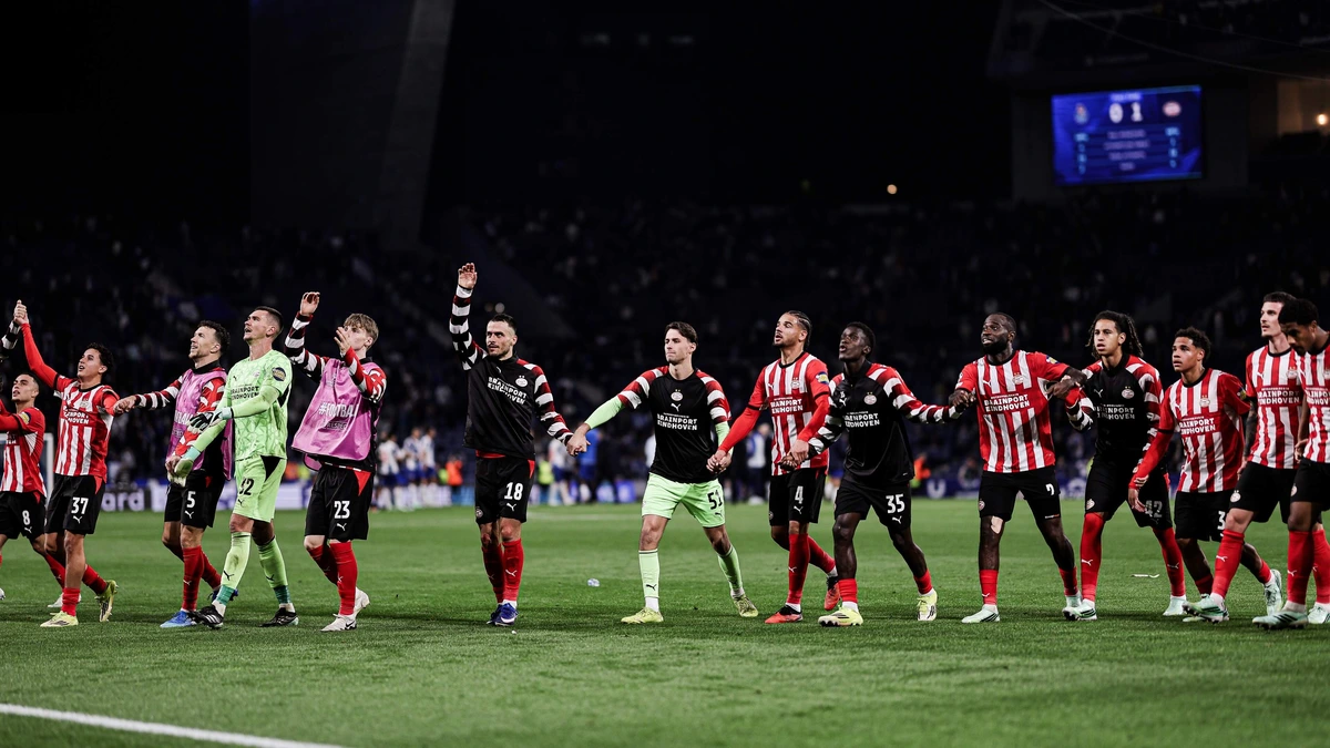 PSV-trainer Peter Bosz ziet dat zijn team in Porto de juiste afslag neemt: ’We hebben de weg weer gevonden’