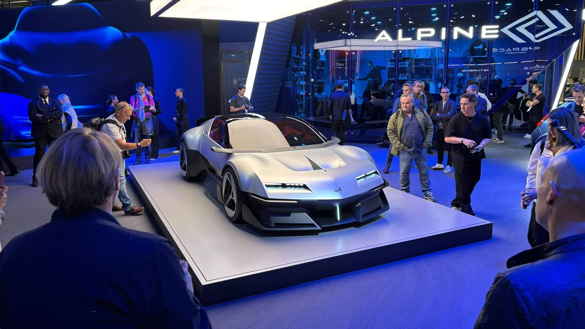 Retrodesign blijft scoren op autobeurs van Parijs: dit is de weergaloze Alpine A310 Vision