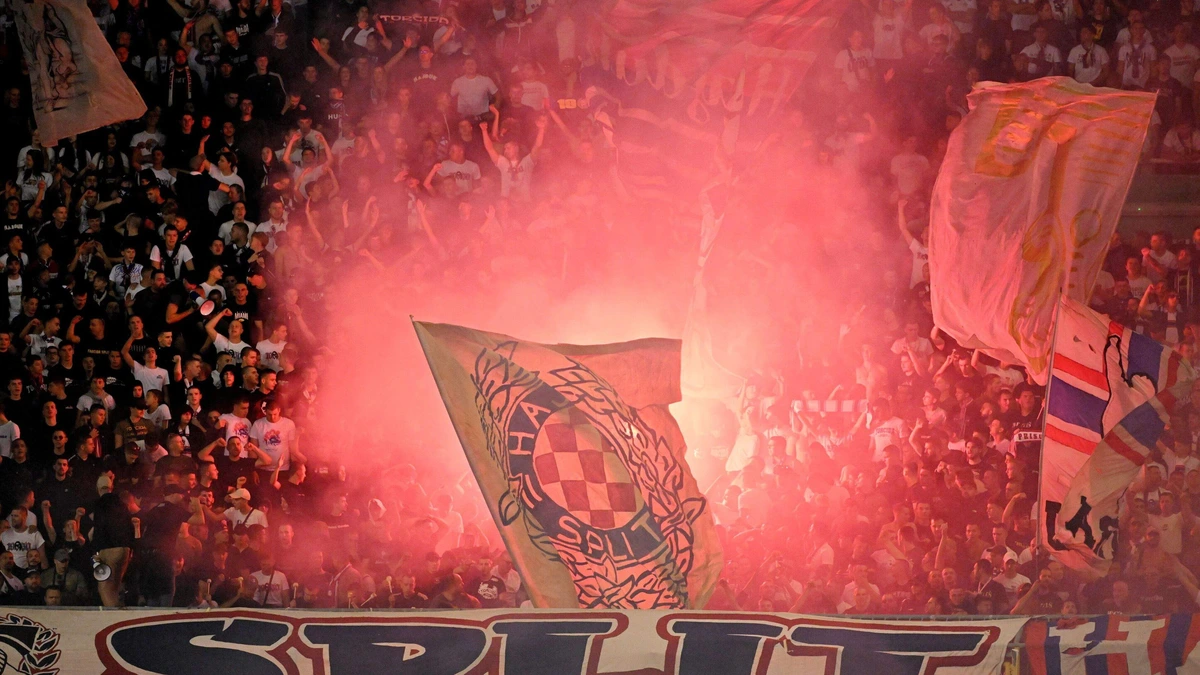 Politie klaagt 23 Hajduk Split-fans aan voor nazistische leuzen ’verpletter de Joden’ en ’sta op Adolf Hitler’ voor Ajax-duel