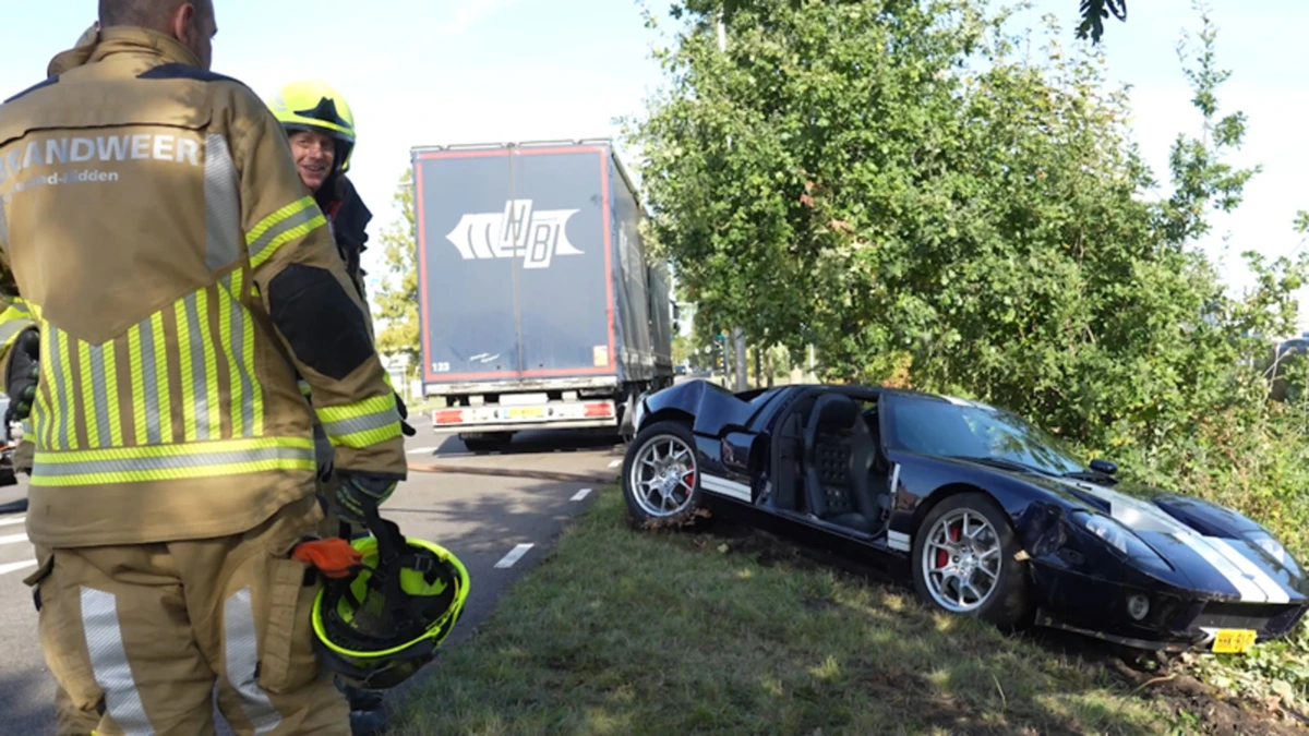 Peperdure auto gecrasht tijdens proefrit: bestuurder raakt lichtgewond