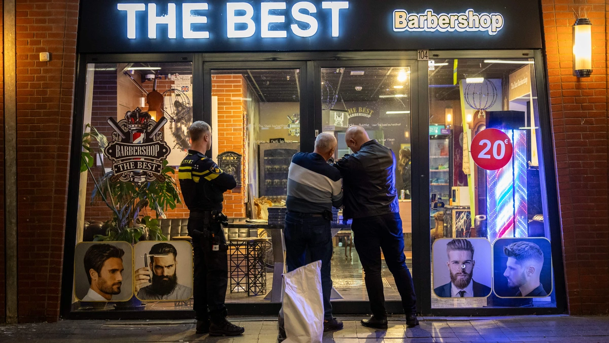 Bizarre beelden: omstanders in gevaar bij explosie rond  ’Vlaardingse kappersoorlog’, jongen in hoodie rent weg