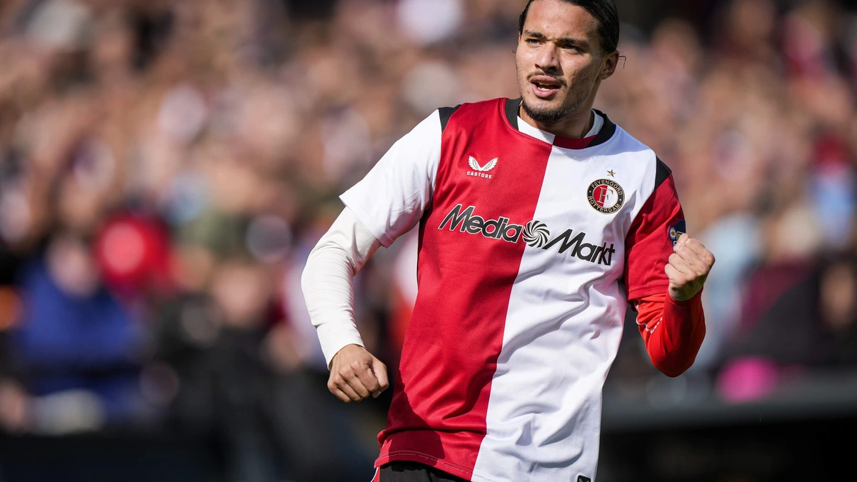 Feyenoord ziet Anis Hadj Moussa geblesseerd terugkeren uit Algerije