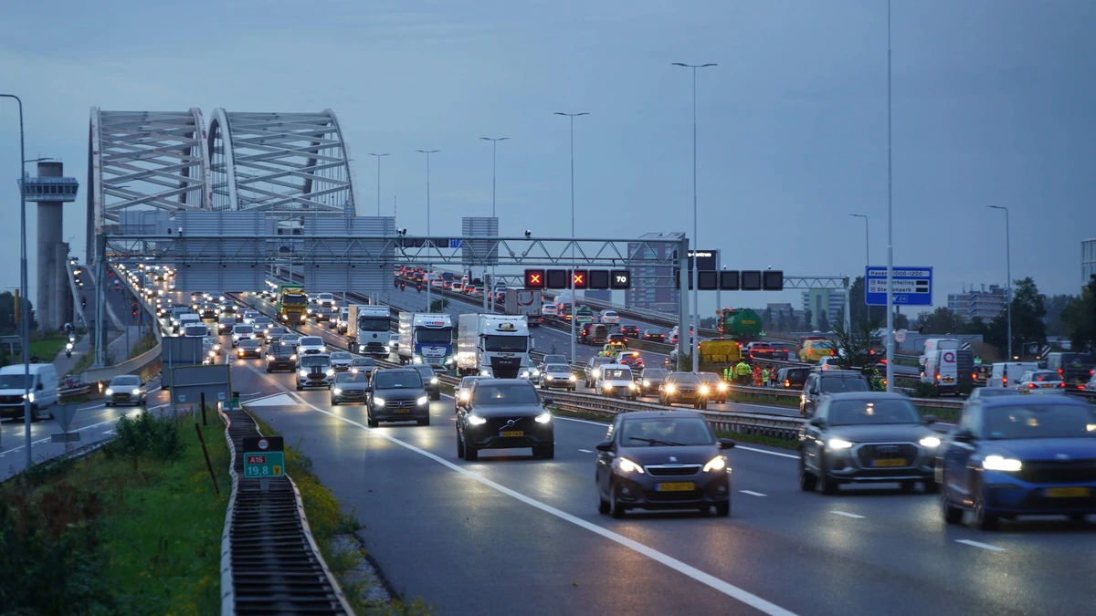 ANWB waarschuwt voor ’stevige ochtendspits’ na reeks ongelukken en regen