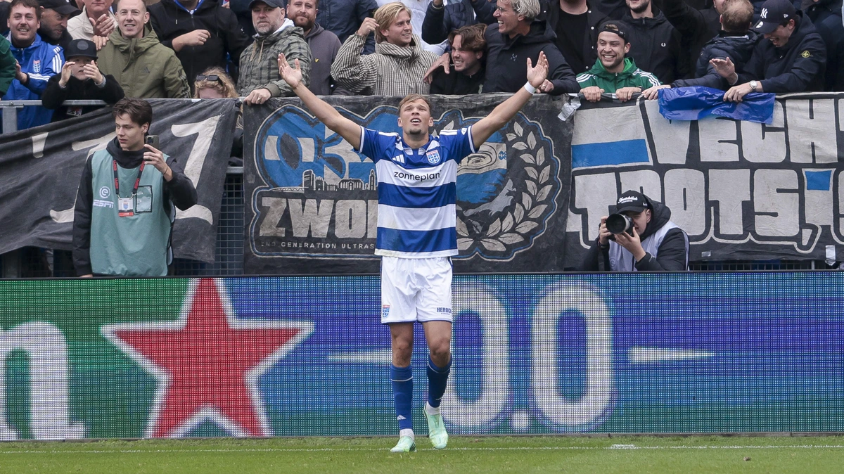 LIVE Eredivisie | PEC Zwolle-aanvaller Thijs Oosting pijnigt met twee treffers eigen vader Joseph (Go Ahead Eagles-trainer) in IJsselderby