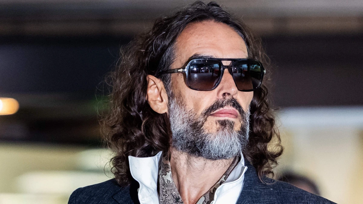 Russell Brand door aanklager benoemd tot ’seksueel roofdier’ in rechtszaak misbruik zes vrouwen