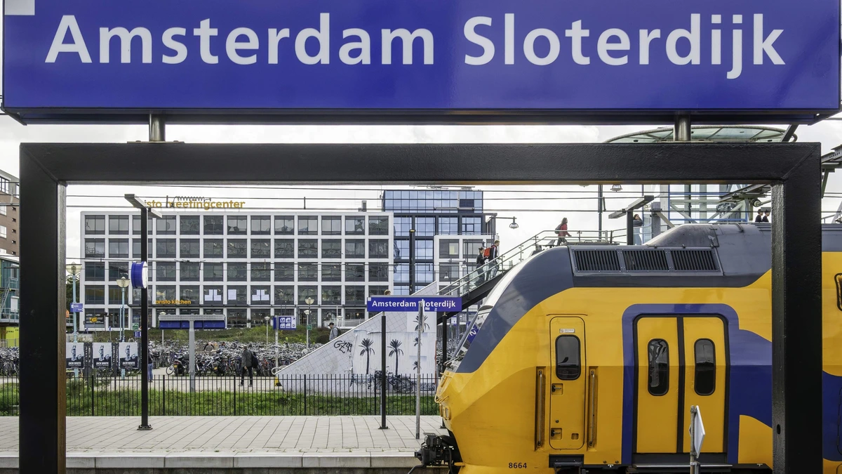 Ochtendreizigers gestrand: geen treinen tussen Amsterdam Sloterdijk en Haarlem door stroomstoring