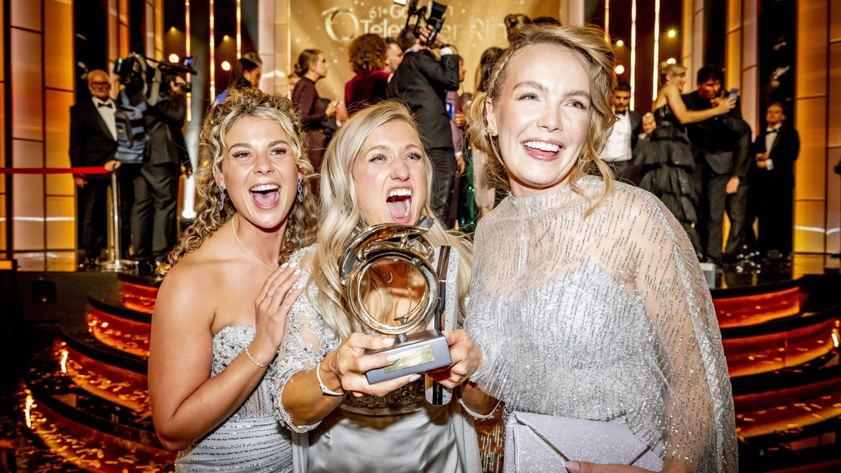 Esra de Ruiter breekt voet na val bij Televizier-Ring Gala: ’Ergens in de coördinatie ging iets niet goed’