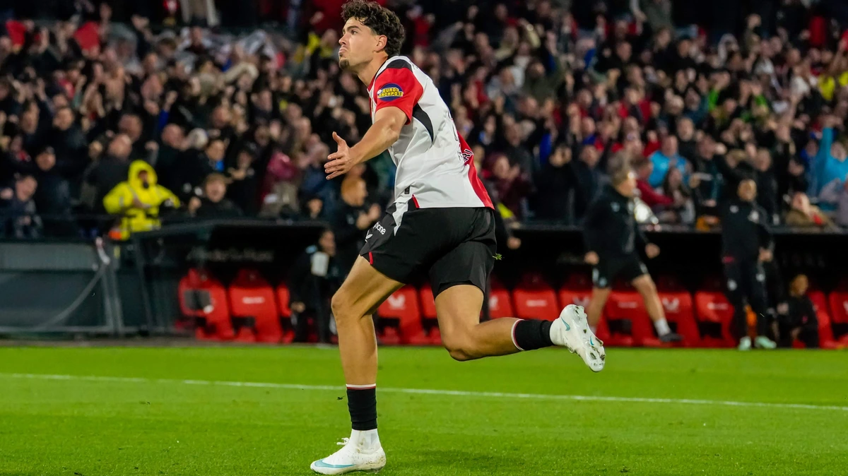 LIVE Eredivisie | Leidend Feyenoord haalt opgelucht adem: Makkelie zet na zien van beelden streep door strafschop AZ